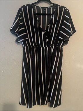 SHEIN Black White Striped A-Line Flutter Short Sleeve V-Neck Dress, XL
